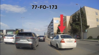 Təhlükəsizlik adacığının üzərindən keçən sürücü təhlükə yaratdı - VİDEO