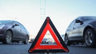 Ağstafada minik maşını aşıb, Sürücü yaralanıb 