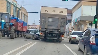 Sabirabadda “VAZ” yük maşınına çırpıldı    - VİDEO