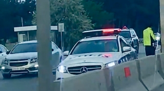 Polis keçidin yaxınlığında qayda pozan piyadanı cərimələdi   - VİDEO