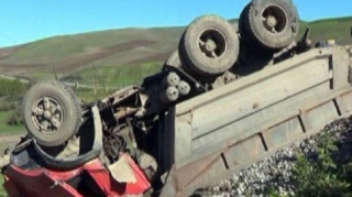 Lerikdə yük maşını aşdı - Sürücü öldü 