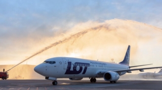 Aeroportda “LOT” aviaşirkətinin ilk reysi su şırnağı ilə qarşılandı -VİDEO 