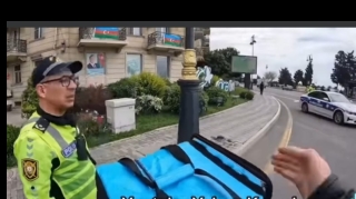 Yol polisi ilə moped sürücüsünün maraqlı görüntüləri yayıldı  - VİDEO
