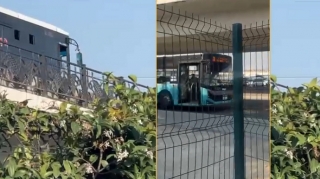 Bakıda qapısıaçıq sürülən avtobus təhlükə saçdı - VİDEO