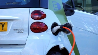 "Total" Böyük Britaniyanın nəhəng avtomobil enerji doldurma şəbəkəsini satın alır