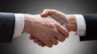 Azərbaycanda yüksək vəzifəli şəxs rüşvət alarkən SAXLANILDI  - FOTO 