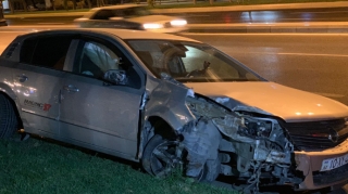 Paytaxtda avtomobil ağaca çırpılıb, bir ailənin iki üzvü xəsarət alıb - FOTO - VİDEO 