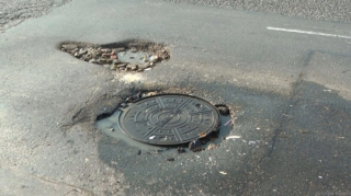 Balaxanı yolundakı dərin çuxur hərəkəti iflic edir - Sürücülərdən ŞİKAYƏT  - VİDEO