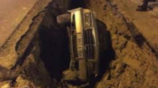 Oğuzda “Mercedes” çuxura düşdü, xəsarət alan var 