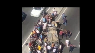 Bakının Babək prospektində avtomobil aşdı   - FOTO