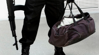 Azərbaycanda gömrük rəisinin evinə avtomatla basqın olub 