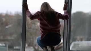 Bakıda ana iki azyaşlı övladı ilə birlikdə özünü dördüncü mərtəbədən atdı