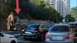 Водитель трактора проехал против движения в центре Баку - ВИДЕО 