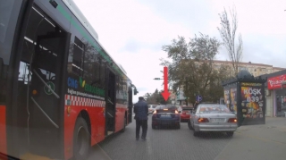Bu yolda ciddi problemlər var: Avtobuslar sərnişinləri yolun ortasında düşürür - VİDEO