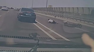 Aeroport yolunda qəza:  Moto sürücüsü yük maşınına çırpıldı   - REAL VİDEO