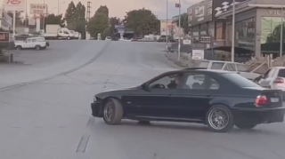 "BMW" ilə yolu "yazan" sürücü öz "məharətini" belə göstərdi  - VİDEO