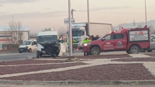 Şagirdləri daşıyan avtobus yük maşını ilə toqquşdu  