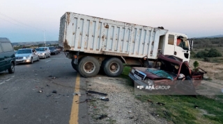 Hacıqabulda "Mercedes"lə "Shagman" toqquşdu: 2 nəfər öldü   - FOTO - YENİLƏNİB