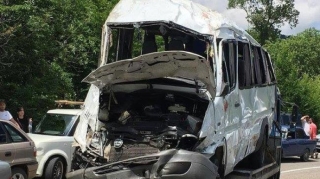Şəmkirdə işçiləri daşıyan mikroavtobus qəzaya düşdü, 6 nəfər xəsarət aldı 