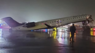 Nyu-Yorkda təyyarə qəzaya düşdü, hava limanı bağlandı   - FOTO