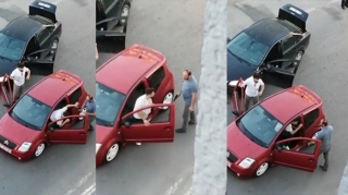 Sürücü mübahisə etdiyi həmkarına  silahla hədə-qorxu gələrək onu döyüb - VİDEO 