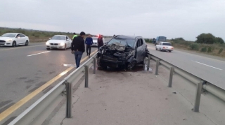 Yevlaxda maşın metal arakəsmələrə çırpıldı - Xəsarət alan var 