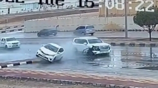 Yüksək sürətlə gələn "Land Cruiser" "Corolla"nı vurub aşırtdı  - VİDEO