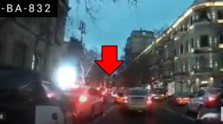 Bakıda taksi sürücüsü digər maşını izləyib 2 dəfə qəza şəraiti yaratdı  - VİDEO