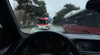 "BMW" sürücüsü "protiv" sürüb iki avtobusun arasından keçdi - VİDEO