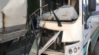 Avtobus yük maşını ilə toqquşdu, 11 nəfər xəsarət aldı 