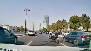 Prospektdə təhlükəli hərəkət: Sürücü motosikleti orta zolaqda qoyub getdi   - VİDEO