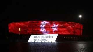 Bakı Olimpiya Stadionu Türkiyə bayrağı ilə işıqlandırılıb