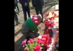 Şəhid olmuş döyüş yoldaşının məzarını ziyarət edən əsgərin təsirli videosu 