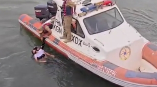 На бакинском бульваре спасли тонувшего в море мужчину  - ВИДЕО