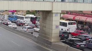 На каких улицах Баку 26 июля наблюдаются транспортные заторы? 