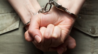 Mağazada qadın satıcının cüzdanını oğurladı 