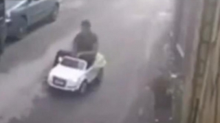 Oyuncaq maşına gücü çatmayan oğru onu sürüb apardı  - VİDEO