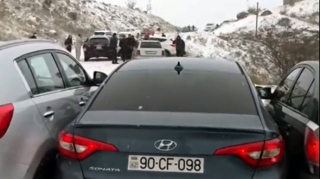 Bakıdan Xızıya gedən yolu buz bağladı, maşınlar yolda qaldı - VİDEO 