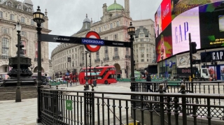 London metrosunda sərnişinə hücum edilərək ağır xəsarət yetirilib