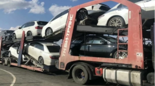 Zaqatalada minik avtomobilləri daşıyan yük maşını aşıb 