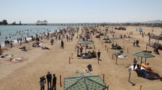 İnsanlarla dolu çimərliklər COVİD-19-la bağlı ən riskli ərazilər hesab edilə bilər 