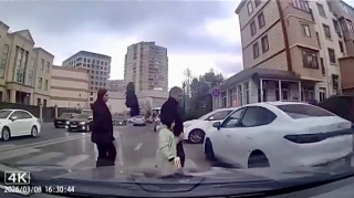 Nəsimidə təhlükə saçan sürücü  avtomobil və piyadaları gözardı etdi  - VİDEO