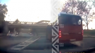 Gəncədə "BakuBus" avtobusu qəza şəraiti yaratdı - VİDEO