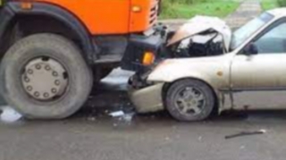 Yük və minik avtomobilləri toqquşdu, ölən var 