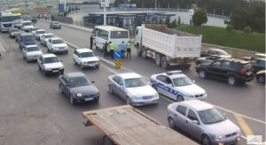 Avtobusu əllə itələyən yol polisləri - Bu qədər güclü imişlər - VİDEO