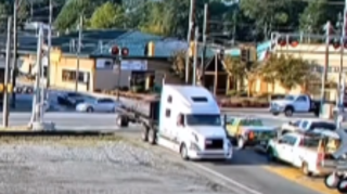 Qatar yoluna çıxan yük maşını qəzaya səbəb oldu - ANBAAN VİDEO 