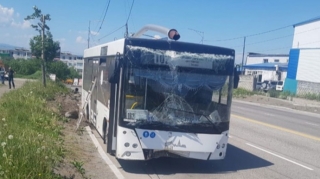 Sərnişin avtobusu dirəyə vurub aşırdı;  15 nəfər yaralandı  - VİDEO 