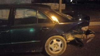 В Баку столкнулись Mercedes и Toyota Prius: есть пострадавшие