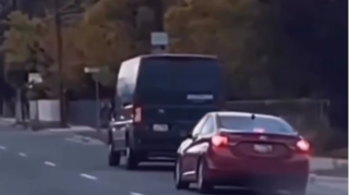 Sükan arxasında telefonla oynayan xanım sürücü məşhur şirkətin maşınına çırpıldı  - VİDEO