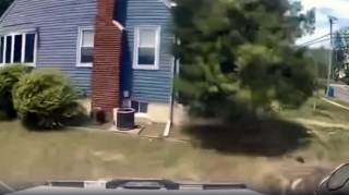 Halı pisləşən sürücü maşını EVƏ ÇIRPDI; xilasedicilər 3 saat sonra maşından çıxardı - VİDEO